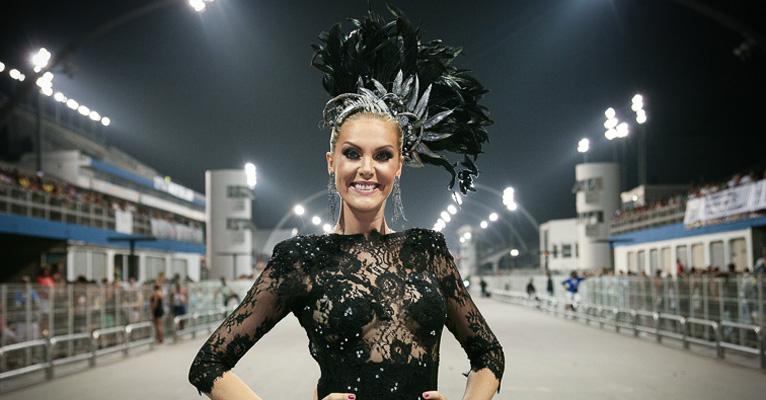 Ana Hickmann exibe boa forma e samba no pé em ensaio técnico  da Vai Vai