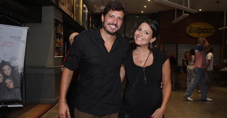 Prestes a dar à luz, Juliana Knust vai ao teatro com o marido