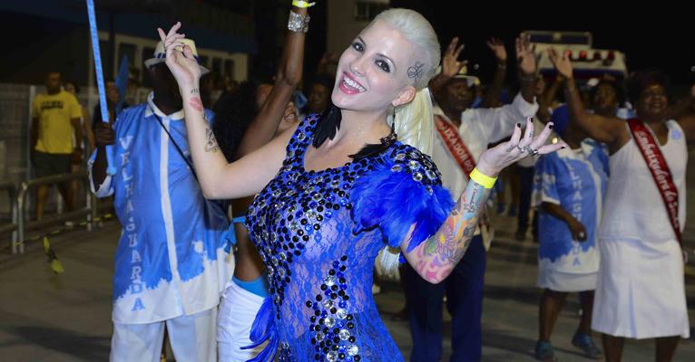Clara Aguilar deixa a calcinha à mostra em ensaio da Nenê de Vila Matilde