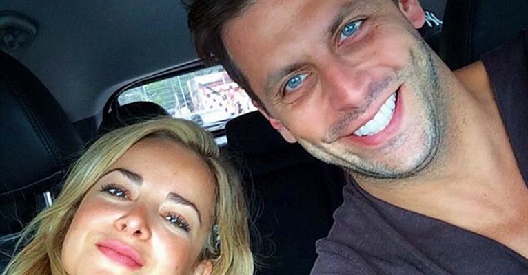 Henri Castelli posta foto com nova namorada e declara seu amor