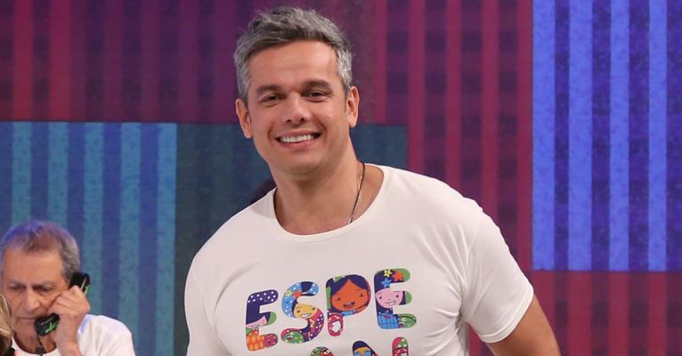 Otaviano Costa é maquiado pela filha, Olivia