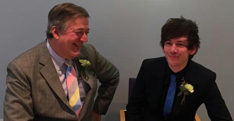 Stephen Fry, de O Hobbit, se casa com Elliott Spencer, 30 anos mais jovem