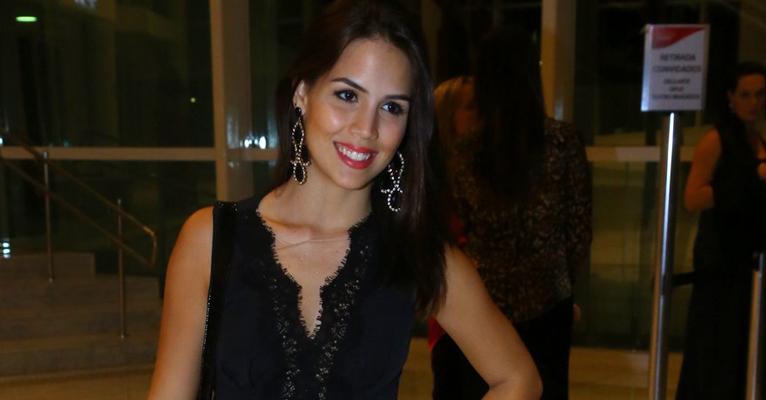 Pérola Faria mostra boa forma ao posar de barriga de fora