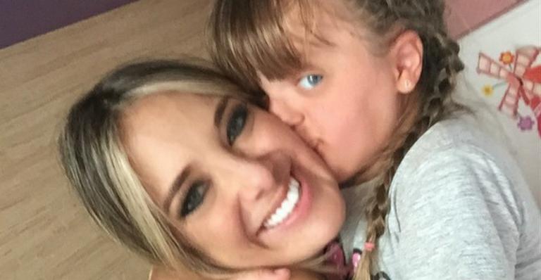 Ticiane Pinheiro e Rafaella Justus brincam com hashi em restaurante japonês