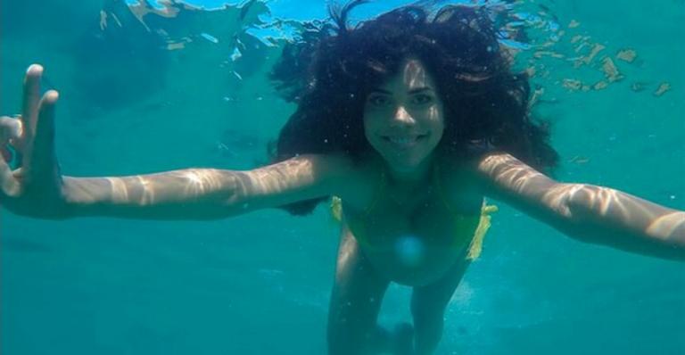 Grávida de 8 meses, Daniela Albuquerque mergulha na água