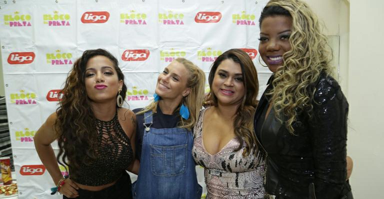 Anitta e Ludmilla cantam no ensaio do bloco de Preta Gil