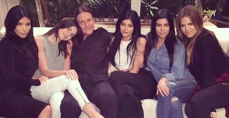 Em meio à polêmica sobre mudança de sexo, as Kardashians se reúnem com Bruce Jenner