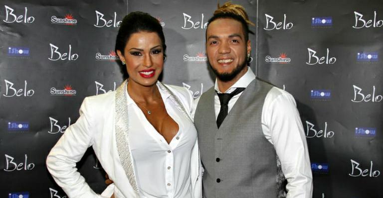 Em férias nas Bahamas, Belo e Gracyanne Barbosa posam de roupão
