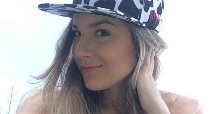 Bruna Santana, irmã de Luan Santana, exibe corpão de biquíni durante férias