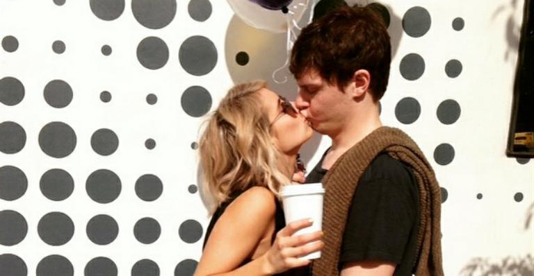 Emma Roberts publica foto beijando o namorado, Evan Peters