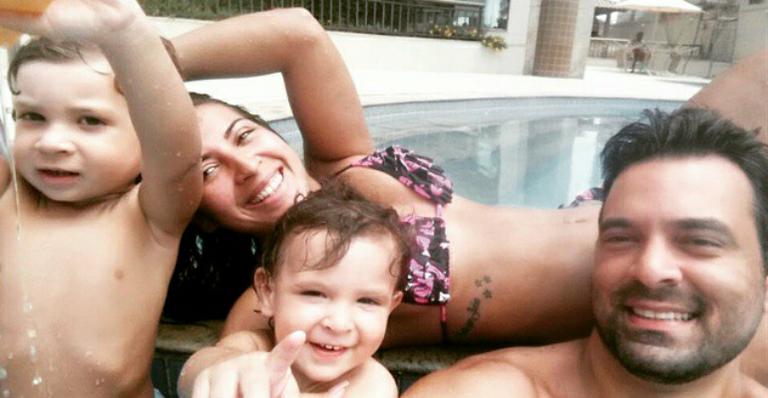 Após perder 30 kg, Priscila Pires curte piscina de biquíni com a família