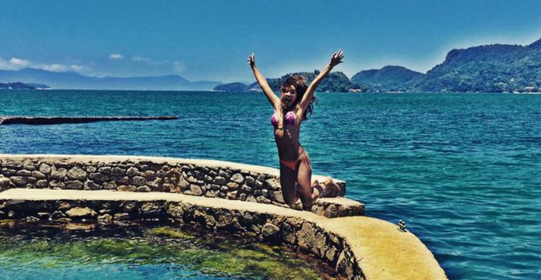 De biquíni, Mariana Rios curte seu último dia de férias e exibe corpão