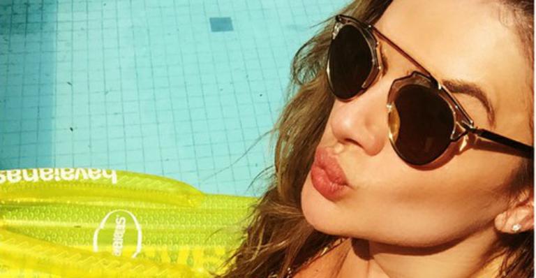 Cinco meses após dar à luz, Mirella Santos exibe barriga tanquinho de biquíni