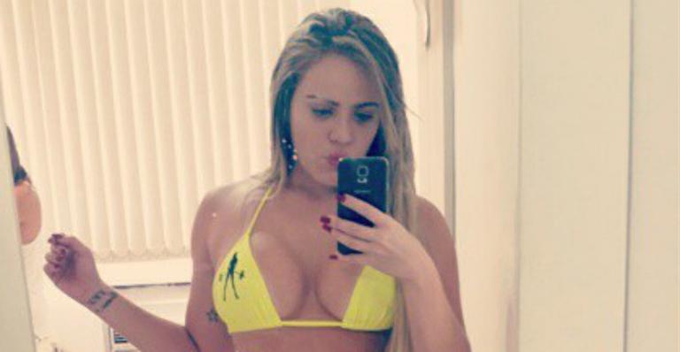 Com 44 kg a menos, Paulinha Leite curte praia de biquíni amarelo no Rio