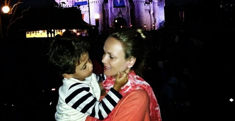 Eliana e o filho, Arthur, posam no Castelo da Cinderela da Disney