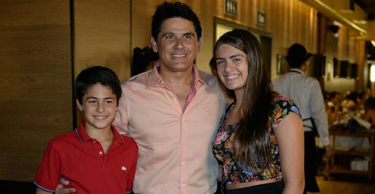 César Filho leva os filhos para jantar em São Paulo