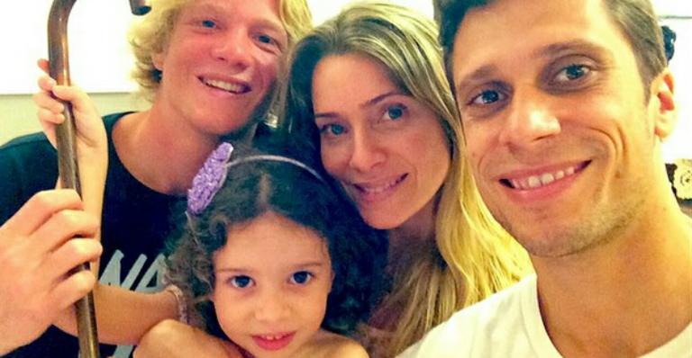 Letícia Spiller posa com a família e faz poema para a filha, Stella