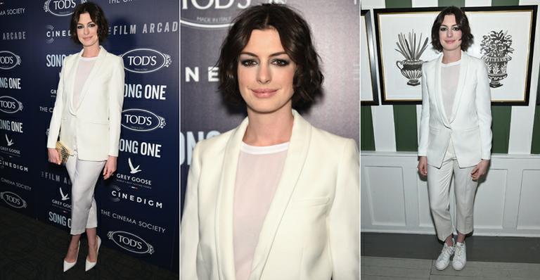 Anne Hathaway aposta em look todo branco e troca sapatos por tênis em festa