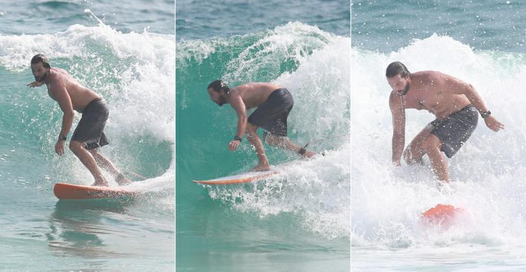Ator Vladimir Brichta aproveita dia de sol em praia na Barra da Tijuca