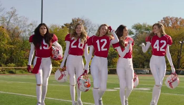 Adriana Lima e outras tops da Victoria’s Secret filmam especial para o Super Bowl