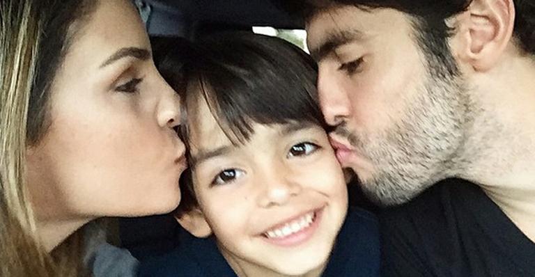 Kaká e Carol Celico dão beijo duplo em Luca: “Príncipe da nossa vida”