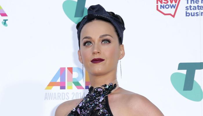 Katy Perry entra no clima do Super Bowl com unhas decoradas nos pés