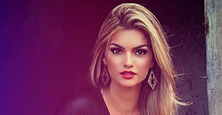 Uau! Kelly Key exibe a barriga sarada de calcinha preta e meia arrastão