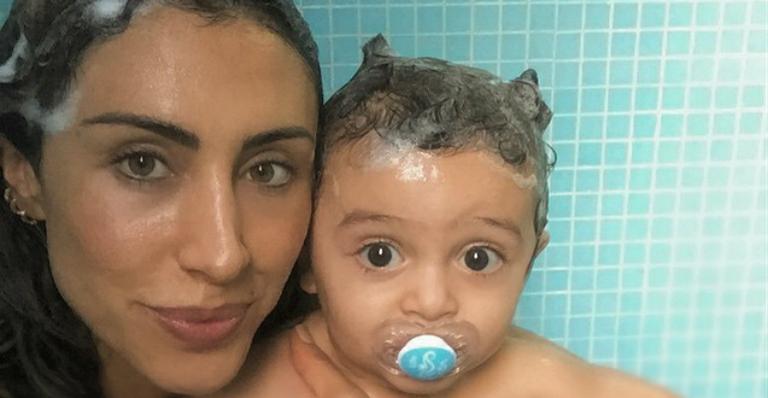 Mamãe consciente! Jaque Khury toma banho com o filho para economizar água