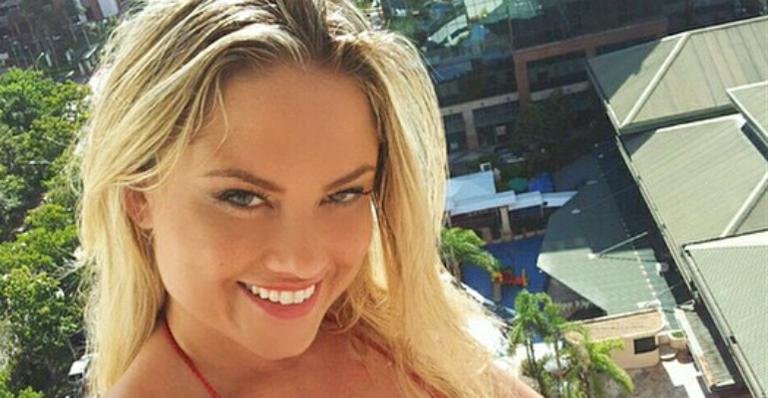 Ellen Rocche exibe o corpão de biquíni vermelho