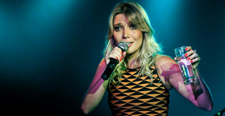 Luiza Possi ‘exalta’ copo de água em show em São Paulo