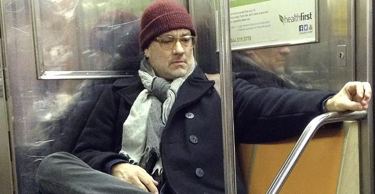 Com barba por fazer, Tom Hanks é fotografado no metrô de Nova York