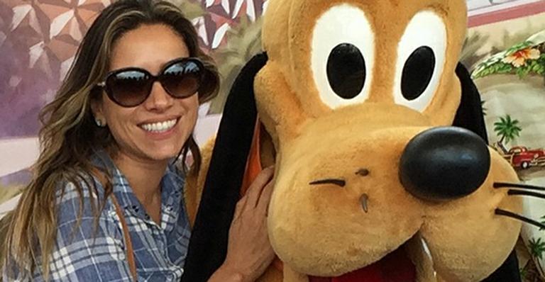 De férias, Patrícia Abravanel curte passeio na Disney: ‘Tietando o Pluto’