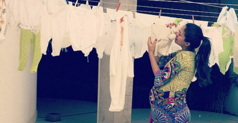Grávida de 8 meses, Daniela Albuquerque mostra enxoval do bebê no varal
