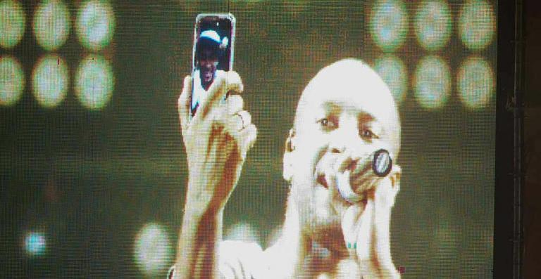 Direto de Barcelona: Neymar participa do show de Thiaguinho pelo celular