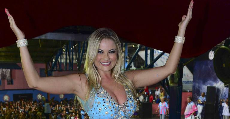 Ellen Rocche usa vestido transparente em ensaio da Rosas de Ouro