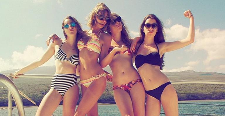 Taylor Swift mostra foto rara de biquíni e fãs comemoram: ‘Ela tem umbigo!’