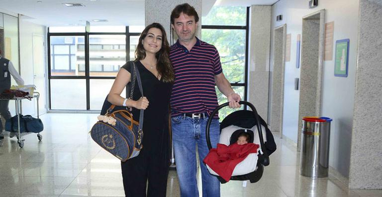 Ticiana Villas Boas deixa a maternidade e apresenta o filho recém-nascido