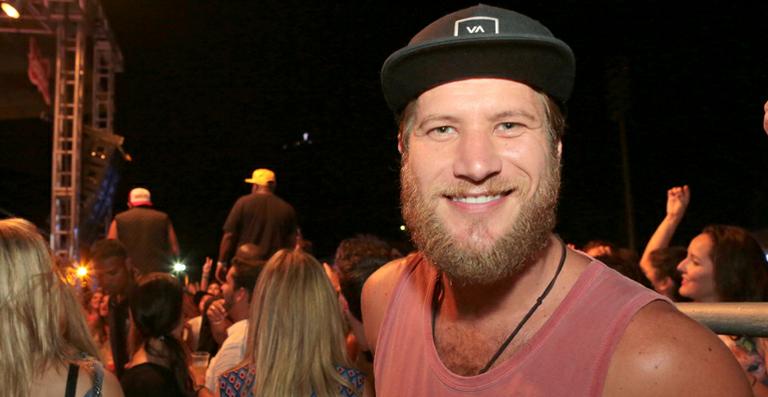 Diego Alemão, do BBB7, aparece barbudo em festa no Rio