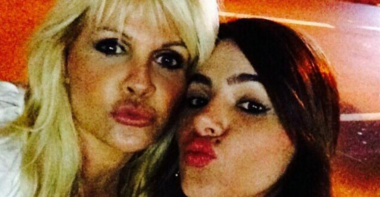 Monique Evans nega rumores de romance com a DJ Cacá Werneck