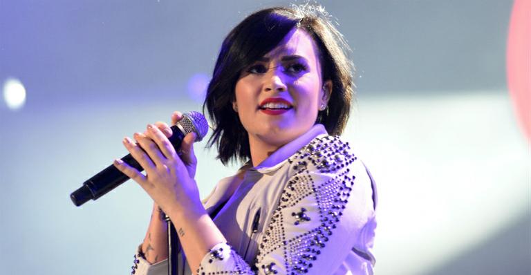Demi Lovato mostra boa forma em foto de biquíni