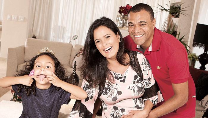 Denílson e Luciele di Camargo abrem sua mansão em São Paulo