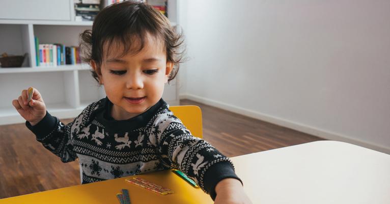 Saiba como brincar com o seu filho pequeno no verão