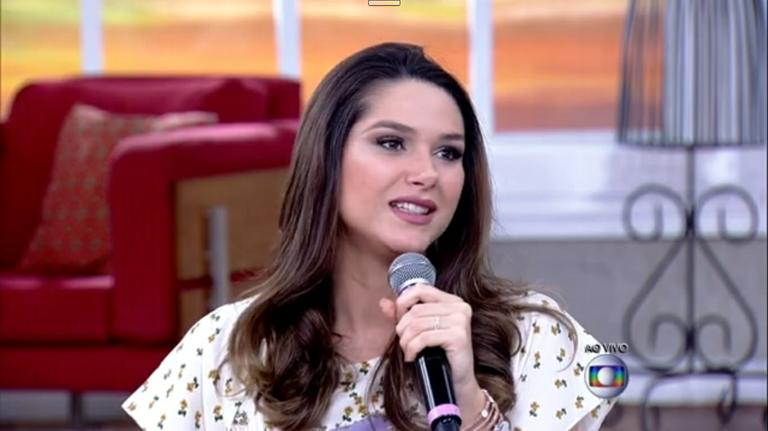 Fernanda Machado mostra o convite enviado aos padrinhos de seu filho, Lucca