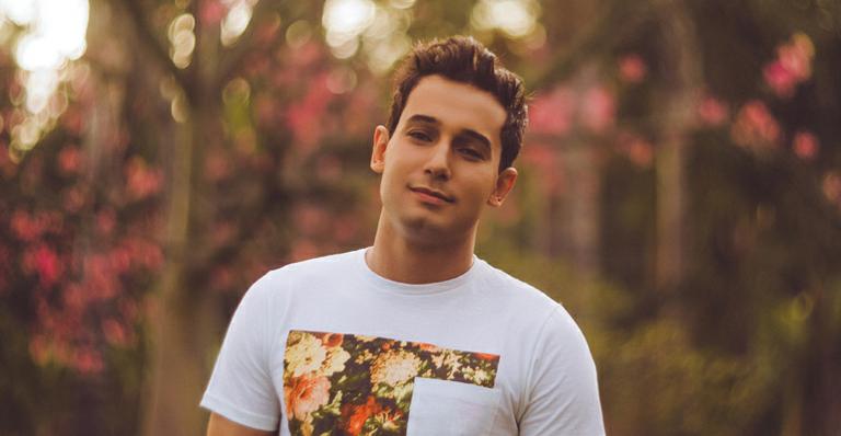 Ator Rafael Almeida lança videoclipe gravado todo com ‘pau de selfie’