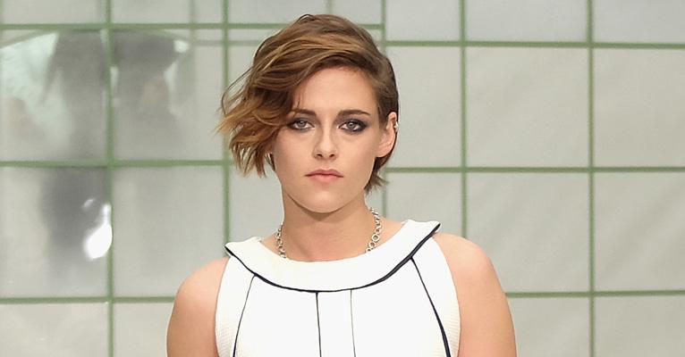 Kristen Stewart vai sozinha ao desfile da Chanel e não fala sobre novo namoro