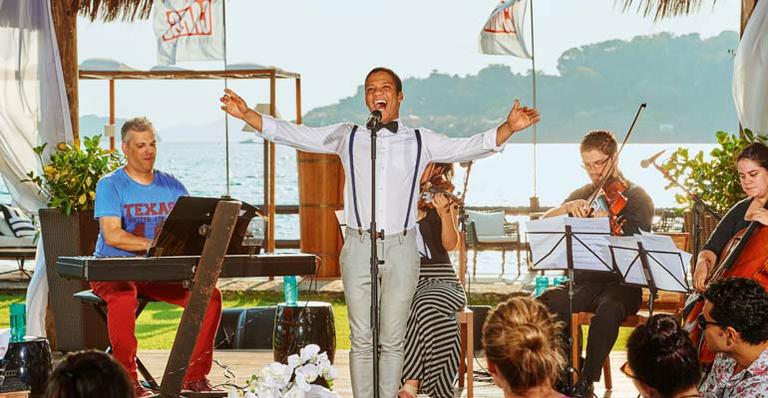 Tenor Jean William embevece vips em Angra
