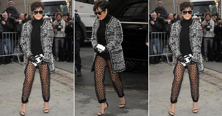 Kris Jenner, mãe de Kim Kardashian, usa calça transparente em desfile da Chanel