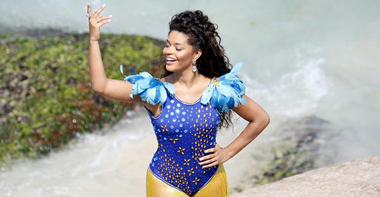 Rainha da Unidos da Tijuca, Juliana Alves posa em clima de carnaval na praia