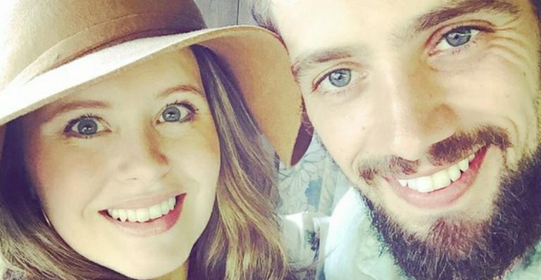 Rafael Cardoso curte praia com Mariana Bridi e Aurora