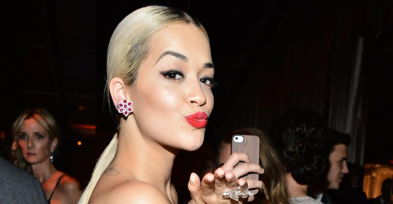 Rita Ora é convidada para cantar na cerimônia do Oscar